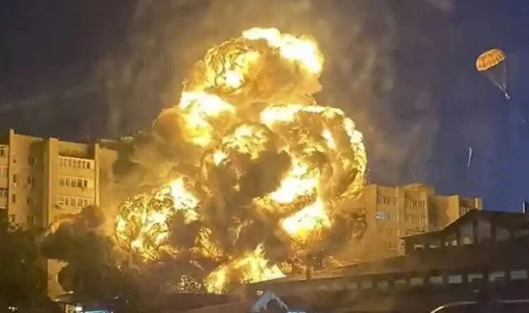 Savaş uçağı binaya düştü: Çok sayıda ölü var