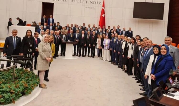Sansür Yasası’nı Meclis’ten geçirip ‘hatıra fotoğrafı’ çektirdiler