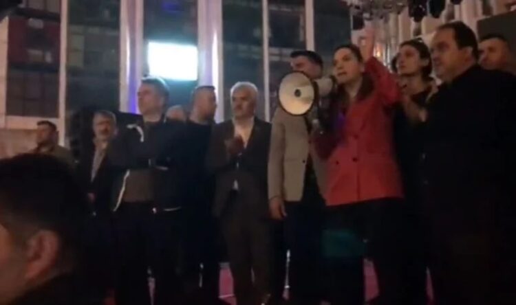 MHP’lilerden festivalde ‘sahne’ baskını