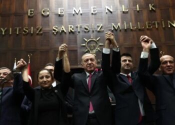 Mehmet Ali Çelebi AKP sıralarında: Rozetini Erdoğan taktı