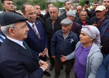 Çiftçiler Kılıçdaroğlu’nun önünü kesti: ‘Hoş geldin köylünün başkanı Kemal’