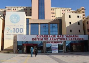Hastanede yemek boykotu yapan sağlıkçılara saldırı