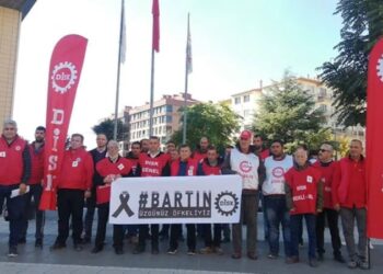 DİSK katledilen madenciler için sokağa çıktı