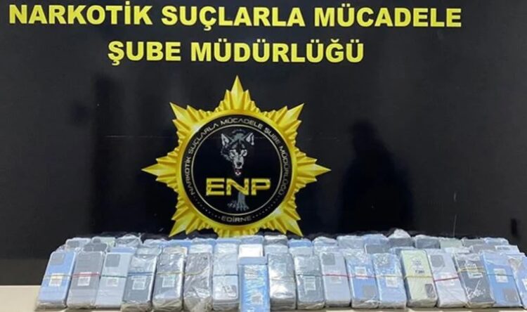 Sınır Kapısı’nda 274 kaçak cep telefonu ele geçirildi