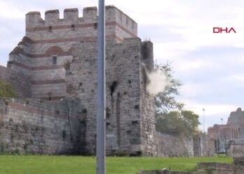 İstanbul’da tarihi surlarda yangın