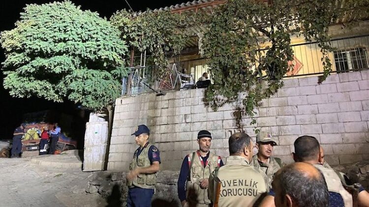 Amcasının evini bastı, kurşun yağdırdı