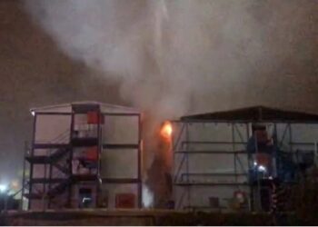 İşçilerin kaldığı konteyner evlerde yangın: Bir kişi hayatını kaybetti