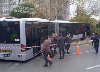Kontrolden çıkan metrobüs duvara çarptı
