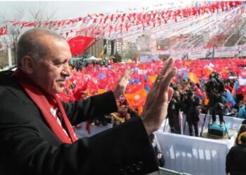 Öğrencilere ‘Erdoğan’ı karşılamaya gidenlere eşofman takımı hediye’ mesajı
