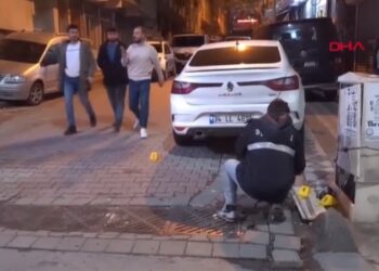 Bebeğiyle yürürken başından vuruldu