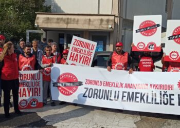 Sağlık emekçilerinden zorunlu emeklilik protestosu