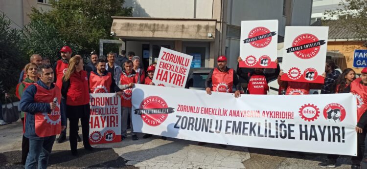 Sağlık emekçilerinden zorunlu emeklilik protestosu