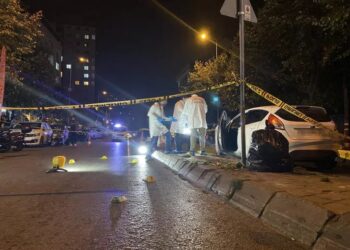 Otomobildeki sürücüyü öldürdüler, yanındaki kadını kaçırdılar