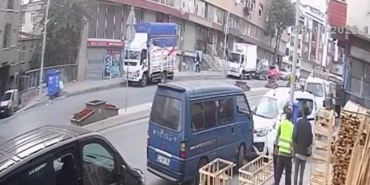 Sultangazi’de iş yeri sahibine silahlı saldırı