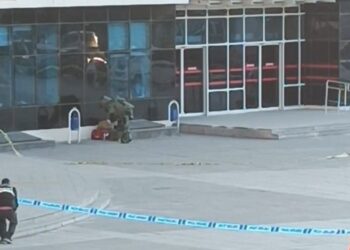 Adliye önündeki şüpheli valizlerden giysi çıktı