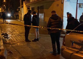 Amca ve yeğeni evlerinin önünde vuruldu