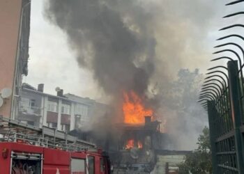 Üsküdar’da çıkan yangın diğer binalara sıçradı