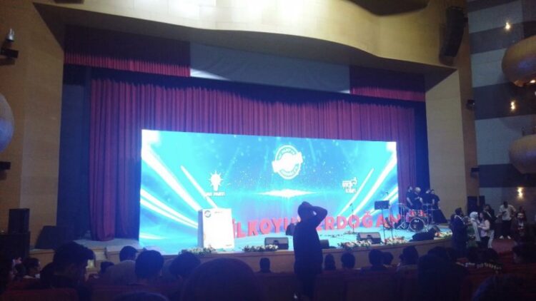 Öğrenciler ‘teknoloji etkinliği’ denilerek Erdoğan’ın programına götürüldü