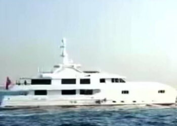 Erdoğan, vatandaşa simit dağıttıktan sonra ‘yüzen saray’ı ile tur attı iddiası