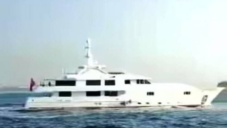 Erdoğan, vatandaşa simit dağıttıktan sonra ‘yüzen saray’ı ile tur attı iddiası