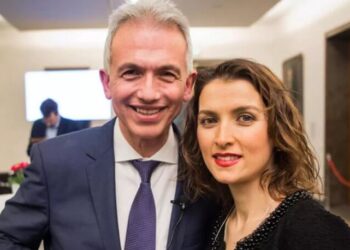 Eşine yüksek maaşlı iş ayarlamakla suçlanan belediye başkanı görevden alındı