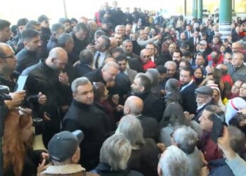 Meclis önünde toplanan Alevilere biber gazlı müdahale