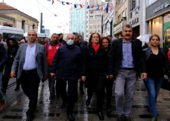 DİSK, İstiklal Caddesi’nde bombalı saldırının yaşandığı yere karanfil bıraktı