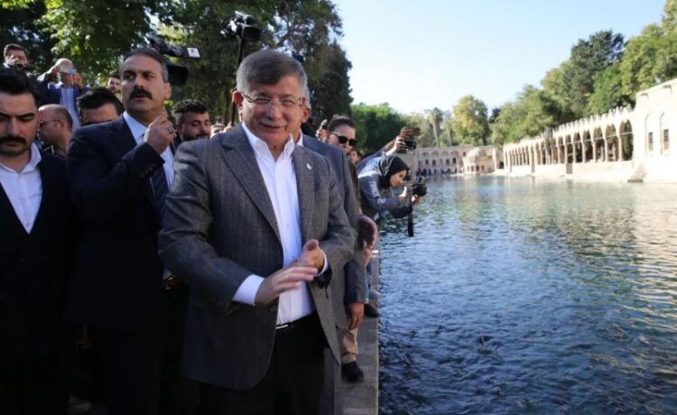 Davutoğlu programa çıkmadan üç TV kanalının yayını kesildi