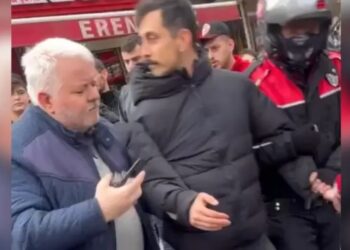 Sokak röportajı yaptığı sırada gözaltına alındı