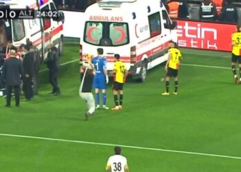 Göztepe – Altay maçı karıştı: Taraftar kaleciyi yumrukladı