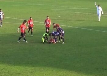 Dili boğazına kaçan futbolcuyu hakemin ilk müdahalesi kurtardı