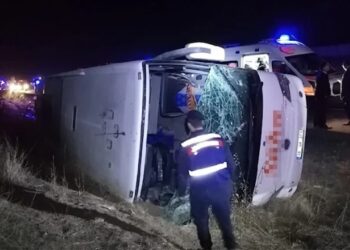Yeniden Refah Partisi üyelerini taşıyan otobüs devrildi: 17 yaralı