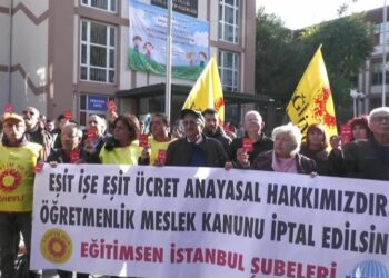 Eğitim-Sen’den Öğretmenlik Meslek Kanunu’na kırmızı kartlı protesto