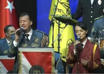 Polis, AK Parti’nin ‘Türkiye Yüzyılı’ şarkısını okudu