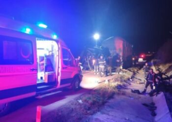 Oyuncuları taşıyan minibüs TIR’a çarptı: 3 ölü