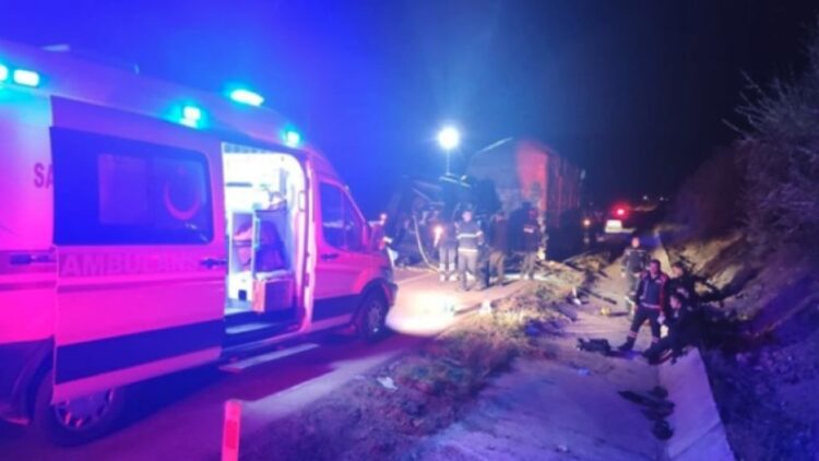 Oyuncuları taşıyan minibüs TIR’a çarptı: 3 ölü