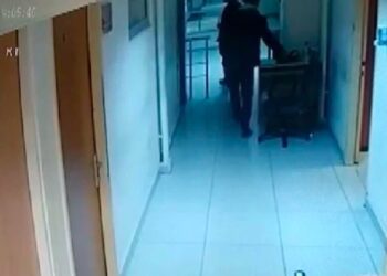 Hırsızlıktan girdikleri karakolda polisin çantasını çaldılar