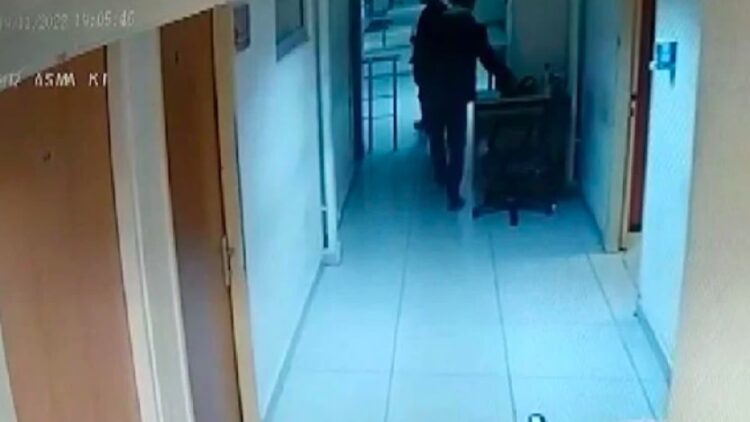 Hırsızlıktan girdikleri karakolda polisin çantasını çaldılar