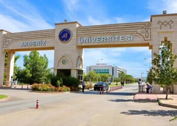Akdeniz Üniversitesi’nde profesörden çalıntı tez skandalı!