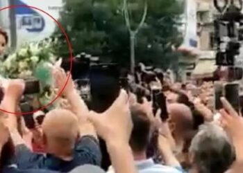 Akşener’e çiçek veren öğretmenin maaşı kesilip sürüldü