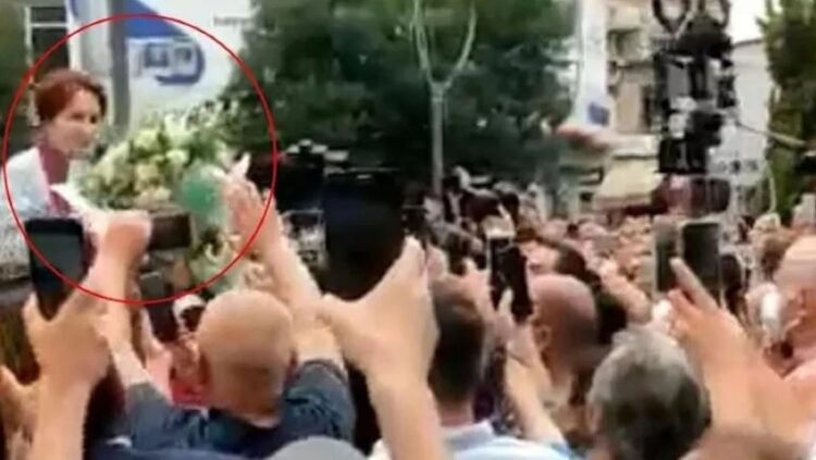 Akşener’e çiçek veren öğretmenin maaşı kesilip sürüldü