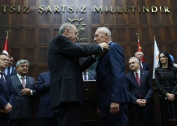 CHP’den AKP’ye geçen başkan, profilinden o fotoğrafı kaldırmayı unuttu!