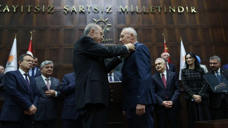 CHP’den AKP’ye geçen başkan, profilinden o fotoğrafı kaldırmayı unuttu!