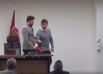 Emre Belözoğlu gazetecilere bağırarak toplantıyı terk etti