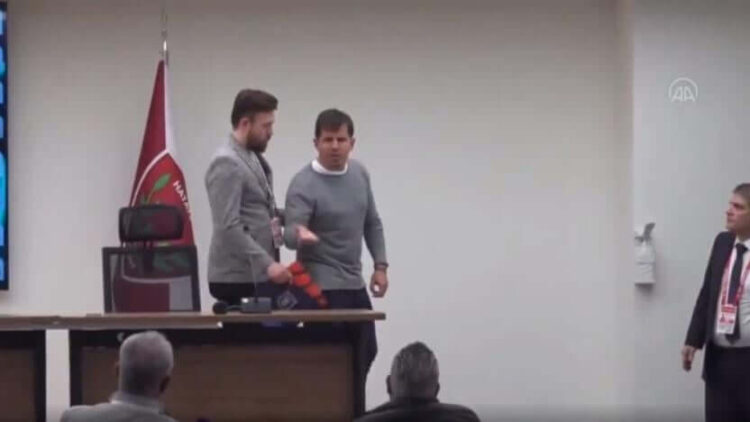 Emre Belözoğlu gazetecilere bağırarak toplantıyı terk etti