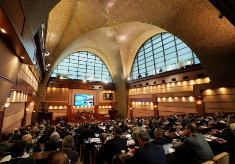 İBB Meclisi’nde skandal: AKP’li üye CHP’li üyeye küfür etti!