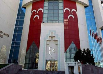 İYİ Parti milletvekili ile fotoğraf çektiren MHP’li isim, partiden ihraç edildi