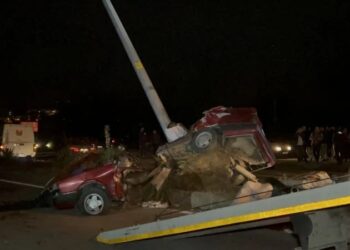 ‘Çocuk sürücü’, otomobilin ikiye bölündüğü feci kazada öldü, 3 kişi yaralandı!