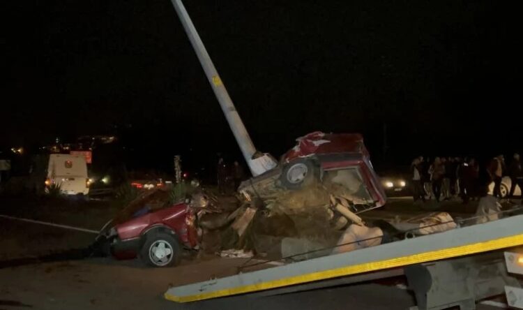 ‘Çocuk sürücü’, otomobilin ikiye bölündüğü feci kazada öldü, 3 kişi yaralandı!