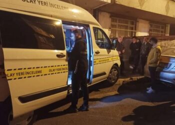 Beyoğlu’nda korkunç cinayet: Babasını öldürüp, kuzenini ağır yaraladı